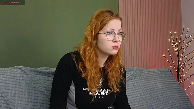 Snapshot of Sofie_Burn chatting on 12/15/25, 04:17 Sofie Burn online show from 12/15/25, 04:17