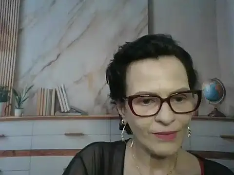 Snapshot of Luna-Hot0802 chatting on 12/17/25, 05:52 Luna-Hot0802 online show from 12/17/25, 05:52