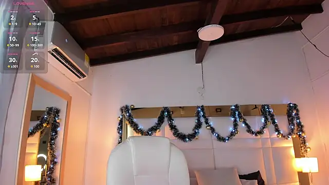 Snapshot of Zoei_Moon chatting on 12/13/25, 07:53 Zoei Moon online show from 12/13/25, 07:53