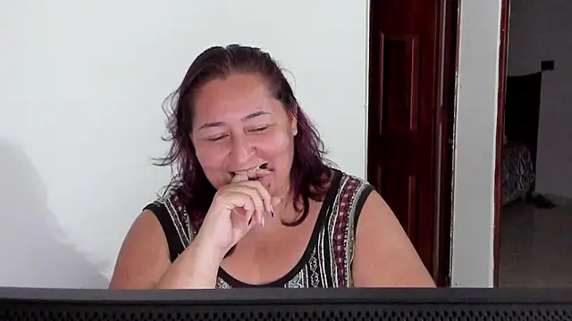 Snapshot of VioletBruces chatting on 12/22/25, 11:46 VioletBruces online show from 12/22/25, 11:46