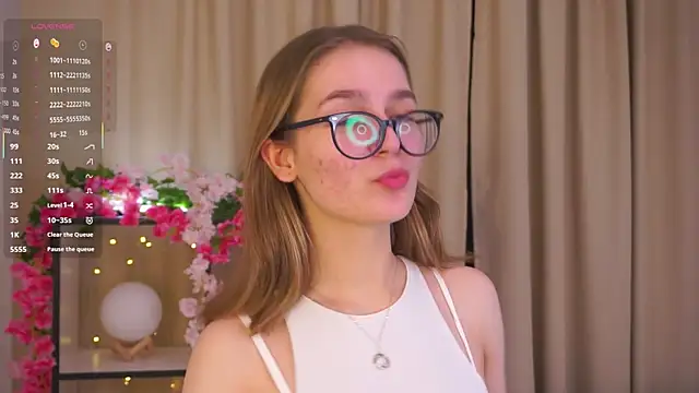 NyraKiss online show from 12/14/25, 08:24