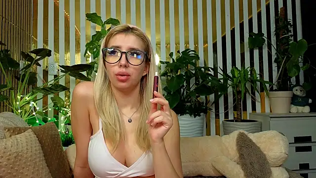 Snapshot of FlowweerGirl chatting on 12/05/25, 12:41 FlowweerGirl online show from 12/05/25, 12:41