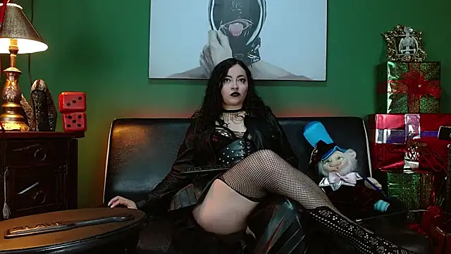 Snapshot of LunaTikka chatting on 12/19/25, 04:52 LunaTikka online show from 12/19/25, 04:52