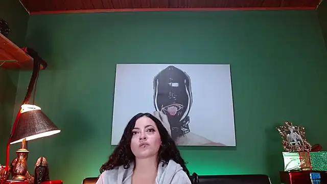 Snapshot of LunaTikka chatting on 12/20/25, 01:23 LunaTikka online show from 12/20/25, 01:23