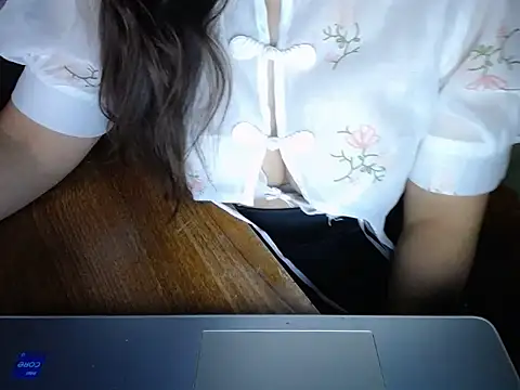 Snapshot of maian_love chatting on 12/17/25, 07:31 maian love online show from 12/17/25, 07:31