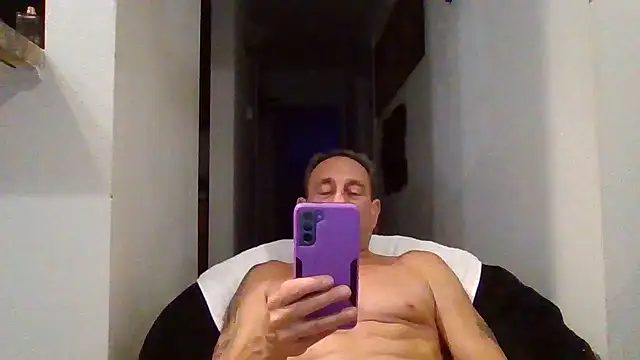 Snapshot of johnnymarino1010 chatting on 04/28/26, 04:06 johnnymarino1010 online show from 04/28/26, 04:06