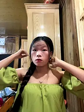 Snapshot of Heni-a chatting on 12/17/25, 07:03 Heni-a online show from 12/17/25, 07:03