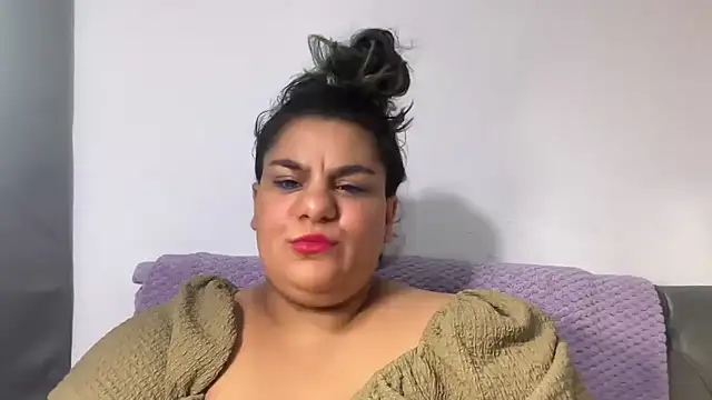 Snapshot of YoungCurvyLeah chatting on 08/01/26, 02:11 YoungCurvyLeah online show from 08/01/26, 02:11