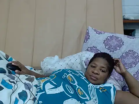 Snapshot of AfricanQueenxx25 chatting on 12/14/25, 02:00 AfricanQueenxx25 online show from 12/14/25, 02:00