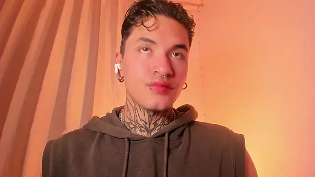 Snapshot of AlecBanne chatting on 12/15/25, 03:00 AlecBanne online show from 12/15/25, 03:00