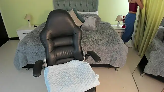 Snapshot of Celeste_Rous__ chatting on 12/16/25, 12:43 Celeste Rous online show from 12/16/25, 12:43