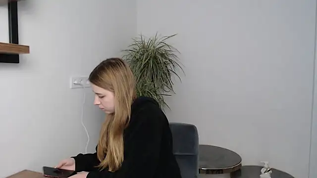 SweetBellaa  online show from 12/17/25, 11:38