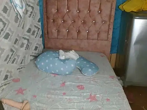 Snapshot of caro_lil chatting on 02/19/26, 06:20 caro lil online show from 02/19/26, 06:20