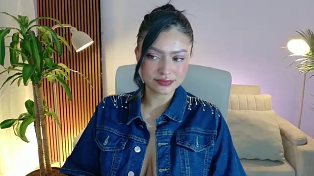Snapshot of victoria___moon chatting on 04/21/26, 02:01 victoria moon online show from 04/21/26, 02:01