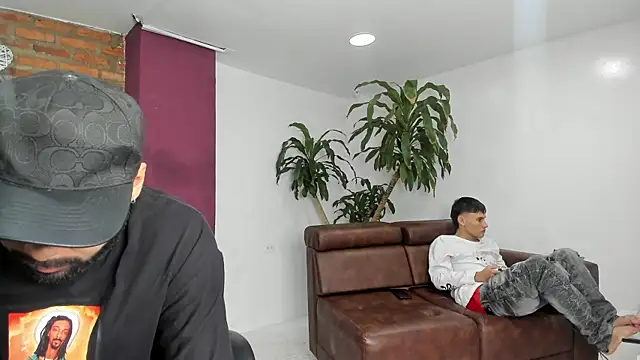 Snapshot of HotThreesoome chatting on 12/15/25, 01:15 HotThreesoome online show from 12/15/25, 01:15