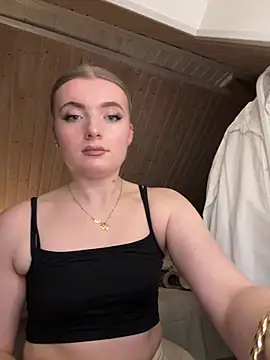 Snapshot of MilaLuxe chatting on 12/16/25, 07:52 MilaLuxe online show from 12/16/25, 07:52