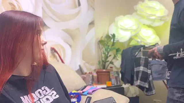 Snapshot of MJ_and_Peter chatting on 12/05/25, 01:52 MJ and Peter online show from 12/05/25, 01:52