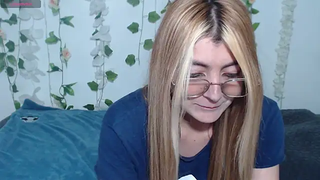 Snapshot of pal0mita chatting on 12/15/25, 05:06 pal0mita online show from 12/15/25, 05:06