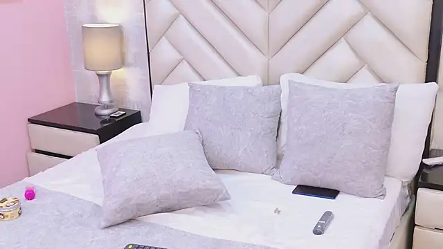 Snapshot of HeatherHazell chatting on 12/14/25, 03:39 HeatherHazell online show from 12/14/25, 03:39