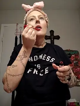 Snapshot of SpiderRose chatting on 12/19/25, 01:34 SpiderRose online show from 12/19/25, 01:34