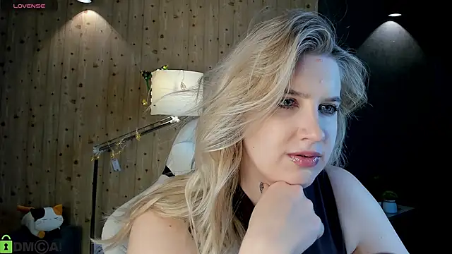 Snapshot of LunasShine chatting on 12/15/25, 04:06 LunasShine online show from 12/15/25, 04:06