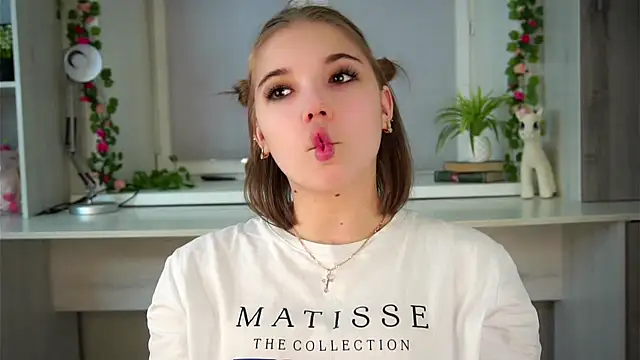 Snapshot of SolBurri chatting on 12/21/25, 01:46 SolBurri online show from 12/21/25, 01:46