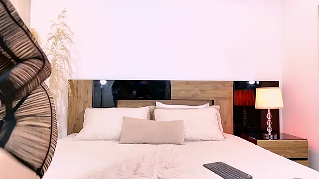 LucyHanks online show from 05/08/26, 01:38