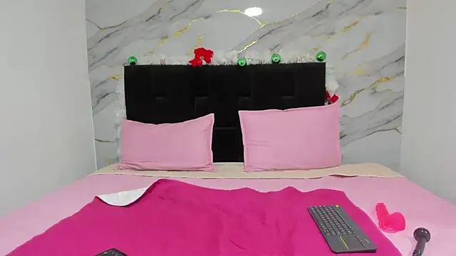 Snapshot of emmmaa_moon chatting on 12/15/25, 05:17 emmmaa moon online show from 12/15/25, 05:17