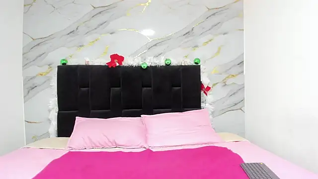 Snapshot of emmmaa_moon chatting on 12/16/25, 05:40 emmmaa moon online show from 12/16/25, 05:40