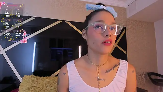 Snapshot of loraineblake chatting on 12/15/25, 01:15 loraineblake online show from 12/15/25, 01:15