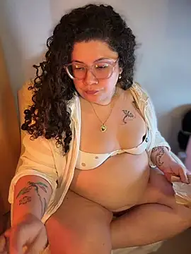 Snapshot of VanesssaMilf_ chatting on 06/16/26, 02:03 VanesssaMilf online show from 06/16/26, 02:03