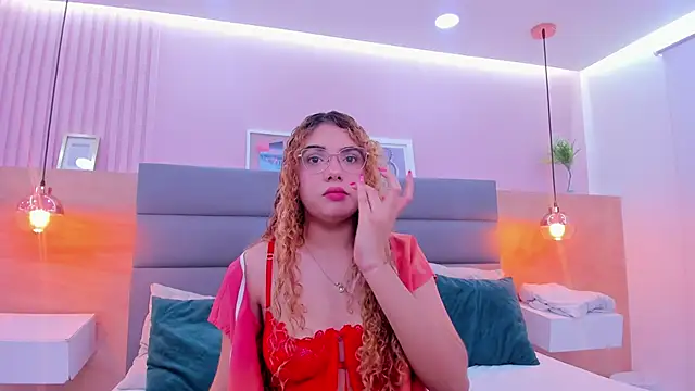 Snapshot of abril_dolly chatting on 12/16/25, 12:10 abril dolly online show from 12/16/25, 12:10