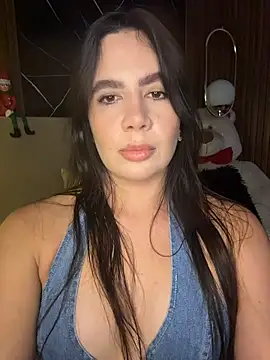 Snapshot of ValentinaEliot chatting on 12/14/25, 01:33 ValentinaEliot online show from 12/14/25, 01:33