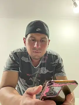 Snapshot of DarkOnebaki- chatting on 12/15/25, 05:23 DarkOnebaki- online show from 12/15/25, 05:23