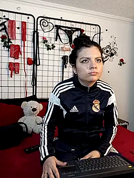 Snapshot of latinn_girls chatting on 12/17/25, 12:44 latinn girls online show from 12/17/25, 12:44