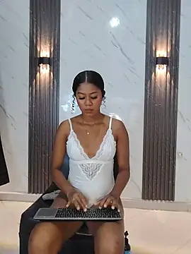 Snapshot of CaramelDesire chatting on 06/05/26, 11:43 CaramelDesire online show from 06/05/26, 11:43