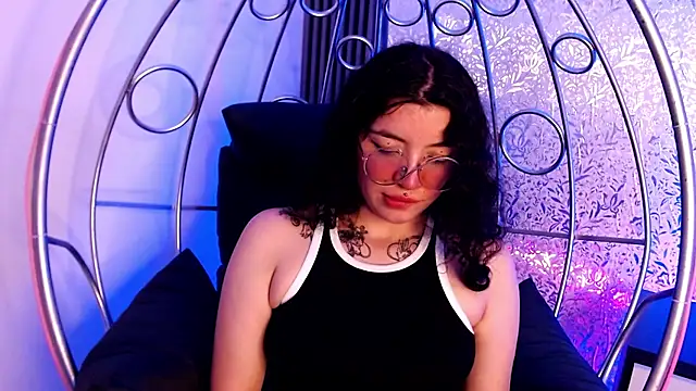 Snapshot of Lilibeth_01 chatting on 12/17/25, 03:01 Lilibeth 01 online show from 12/17/25, 03:01