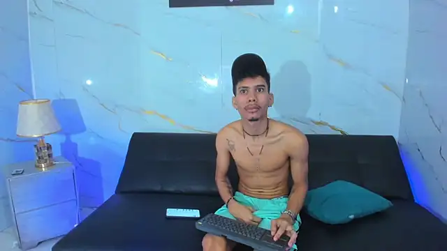 Alex jeins at online show from 03/10/26, 02:22