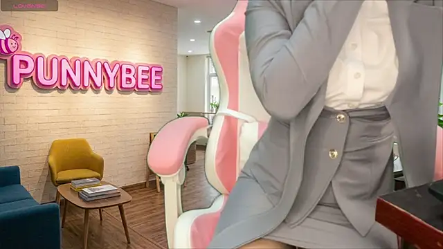 Snapshot of Punnybee chatting on 07/27/26, 04:19 Punnybee online show from 07/27/26, 04:19
