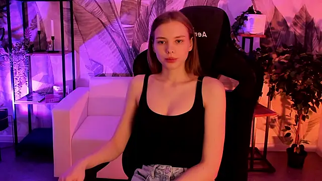 BellaHaadiid online show from 12/15/25, 06:17