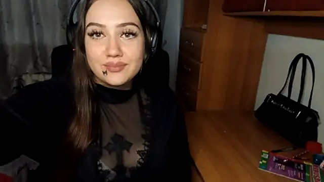 Snapshot of GerriPepperman chatting on 12/17/25, 11:38 GerriPepperman online show from 12/17/25, 11:38