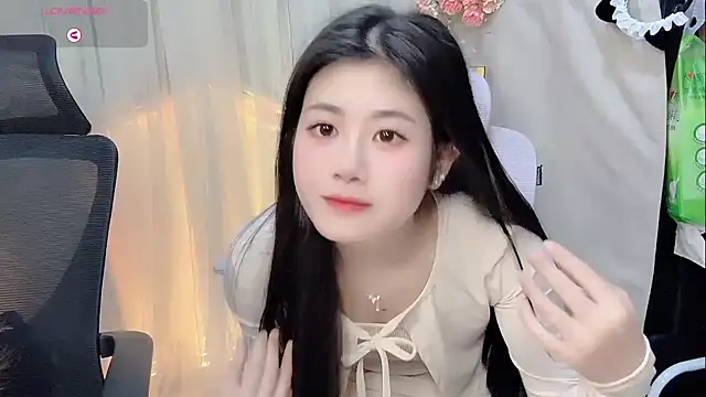 Snapshot of Yvonne-07 chatting on 12/16/25, 12:43 Yvonne-07 online show from 12/16/25, 12:43