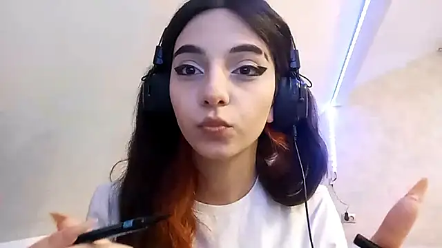 Snapshot of KizzieSchronce chatting on 12/14/25, 04:07 KizzieSchronce online show from 12/14/25, 04:07