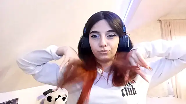 Snapshot of KizzieSchronce chatting on 12/15/25, 09:46 KizzieSchronce online show from 12/15/25, 09:46