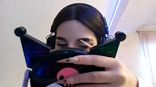 Snapshot of KizzieSchronce chatting on 12/17/25, 03:34 KizzieSchronce online show from 12/17/25, 03:34