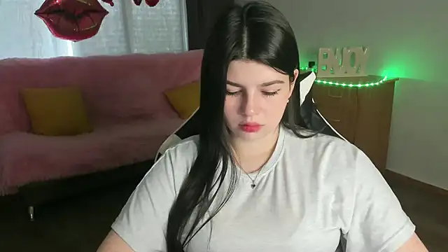 Snapshot of KisaModel chatting on 05/19/26, 01:22 KisaModel online show from 05/19/26, 01:22