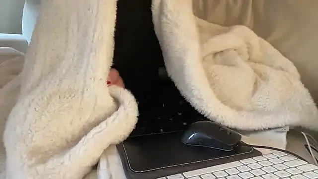 Snapshot of ijustturned18today chatting on 12/18/25, 10:43 ijustturned18today online show from 12/18/25, 10:43