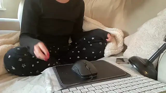 Snapshot of ijustturned18today chatting on 12/20/25, 02:35 ijustturned18today online show from 12/20/25, 02:35