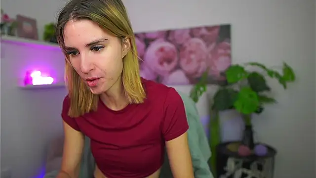 Snapshot of _Bella_Young chatting on 12/15/25, 02:10 Bella Young online show from 12/15/25, 02:10