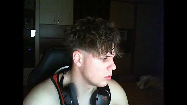 Snapshot of GymGuy0505 chatting on 12/16/25, 10:37 GymGuy0505 online show from 12/16/25, 10:37